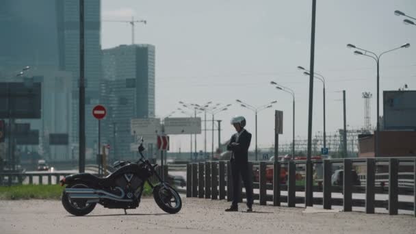 Motociclista olha em uma motocicleta na cidade — Vídeo de Stock
