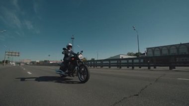 İş adamı bir şehirde bir motosiklet sürme