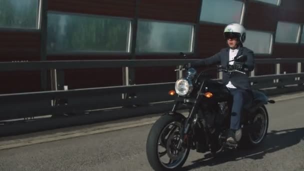 Hombre de negocios en motocicleta en una ciudad — Vídeo de stock