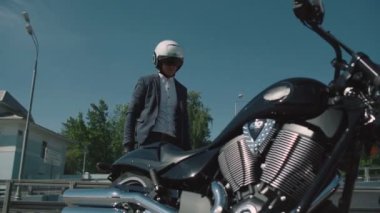 Bir motosiklet üzerinde iş motorcu alır