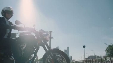 Bir motosiklet bir şehirde kişini