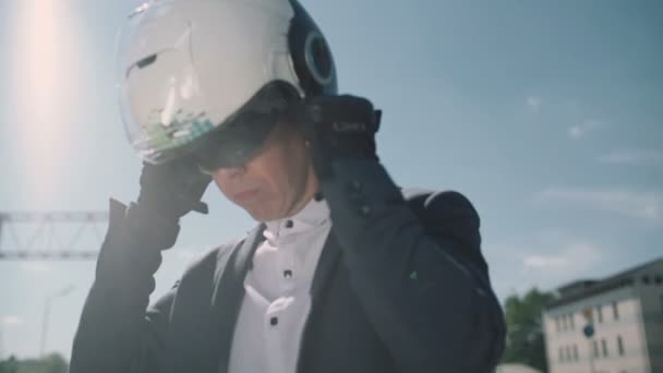 Homem de negócios usa um capacete — Vídeo de Stock