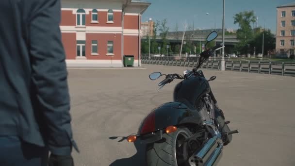 Motociclista fica em uma motocicleta — Vídeo de Stock