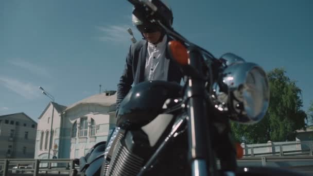 Biker monte sur une moto — Video