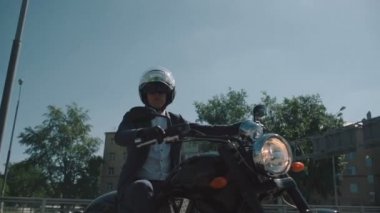 Bir motosiklet bir şehirde kişini