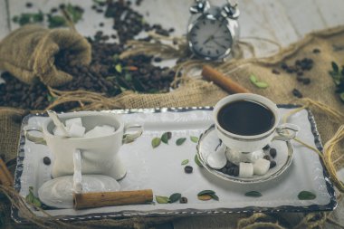 Kahve fincanı ve rustik bir arka plan üzerinde fasulye