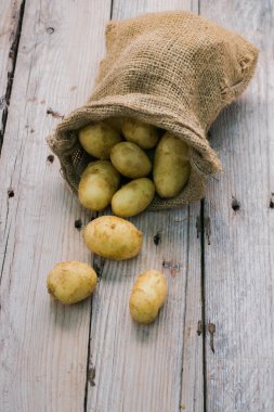 Tahta bir masada taze organik patates.