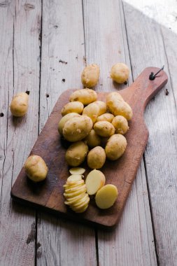 Tahta bir masada taze organik patates.