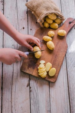 Taze patates bir ahşap arka plan üzerinde kesme