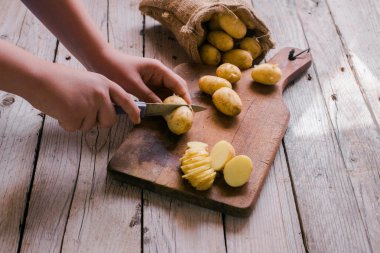 Taze patates bir ahşap arka plan üzerinde kesme