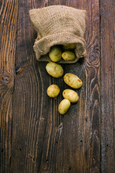 Pommes de terre biologiques fraîches sur une table en bois — Photo