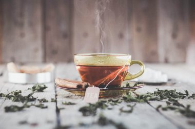 Tahta masada bir fincan çay.