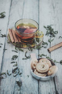 Tahta masada bir fincan çay.