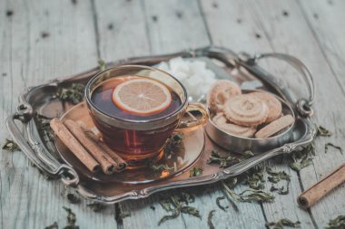 Tahta masada bir fincan çay.