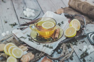 Kuru nane çayı limon ve ahşap masa tanımlama bilgilerini