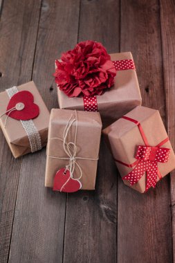 El sanatları Hediyelik kutu ahşap bir masa üzerinde yığını