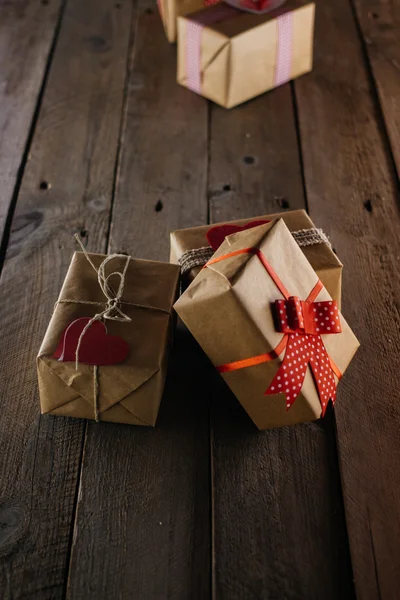 Montón de cajas de regalo artesanales en una mesa de madera —  Fotos de Stock