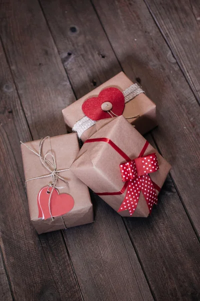 Montón de cajas de regalo artesanales en una mesa de madera —  Fotos de Stock