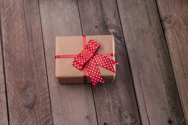 Caja de regalo artesanal en una mesa de madera —  Fotos de Stock