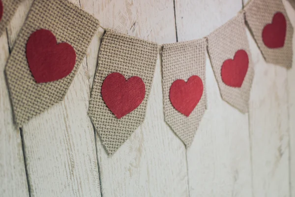 Valentines šipky na rustikální dřevěné textury pozadí — Stock fotografie