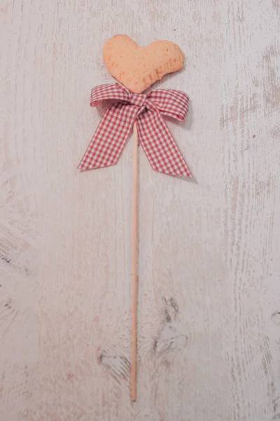 Valentines šipky na rustikální dřevěné textury pozadí — Stock fotografie