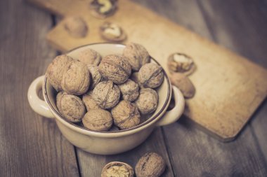 Eski ahşap bir masada cevizler