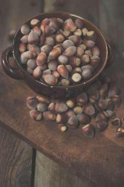 Rustik arka plan üzerine bir kase fındık