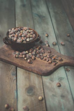 Rustik arka plan üzerine bir kase fındık