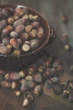 Rustik arka plan üzerine bir kase fındık