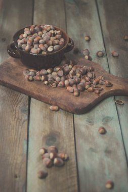 Rustik arka plan üzerine bir kase fındık