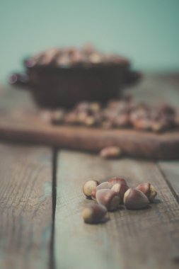 Rustik arka plan üzerine bir kase fındık