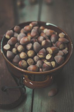 Rustik arka plan üzerine bir kase fındık