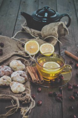 Kurutulmuş meyve çay limon ve ahşap masa çerezleri kalça