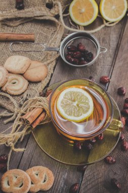 Kurutulmuş meyve çay limon ve ahşap masa çerezleri kalça