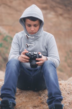 Genç çocuk Vintage fotoğraf makinesi ile çekim