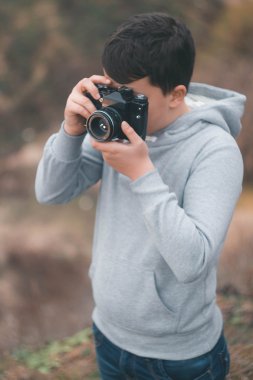 Genç çocuk Vintage fotoğraf makinesi ile çekim