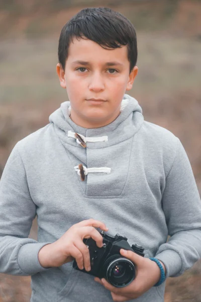 Jeune garçon tir avec caméra vintage — Photo