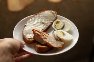 Jambon ve yumurtalı bir parça ekmek..