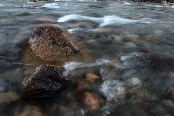 Rocky Stream lång exponering — Stockfoto