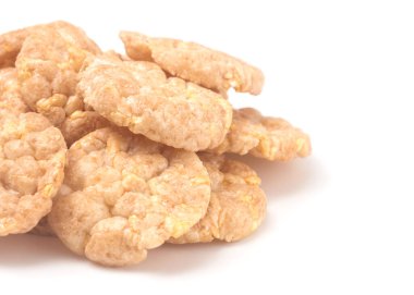Beyaz arka planda aromalı Mini Rice krakerleri