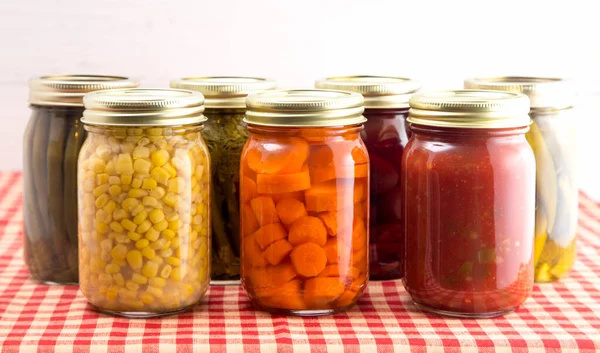 Evde konserve edilmiş çeşitli meyve ve sebze çeşitleri.