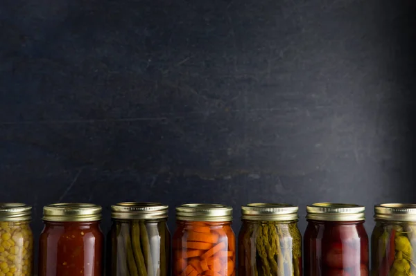 Varios Tipos Verduras Enlatadas Una Mesa Madera Entorno Oscuro — Foto de Stock