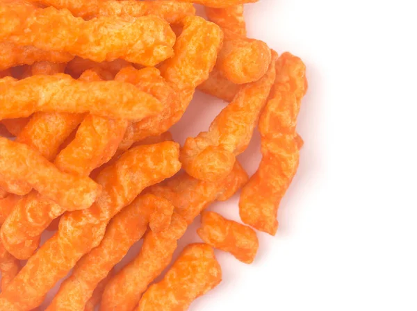 Chips Formaggio Arancioni Croccanti Lunghi Croccanti Uno Sfondo Bianco — Foto Stock