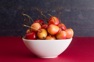 Koyu Kırmızı Tezgahta Güzel Kırmızı ve Sarı Altın Kirazlar