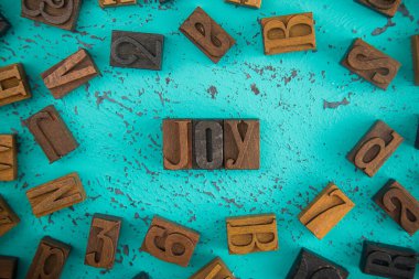 Joy, Tahta Tipinde Yazılıyor Turkuaz Arkaplan Üzerine Blok Harfleri