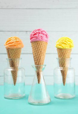 Bir Teal Masasında Turuncu ve Sarı Dondurma Krepleri