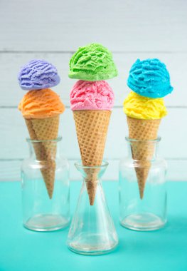 Gökkuşağı Dondurması Bir Teal Masasında Waffle külahında Kakalar