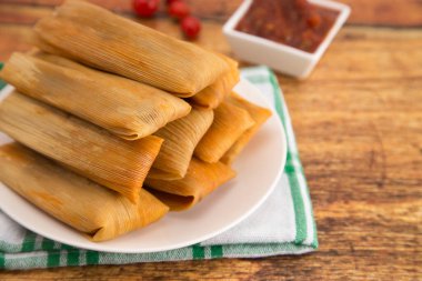 Tabak ev yapımı Tamale ile dolu Tahta Masada Akşam Yemeği İçin Hazır