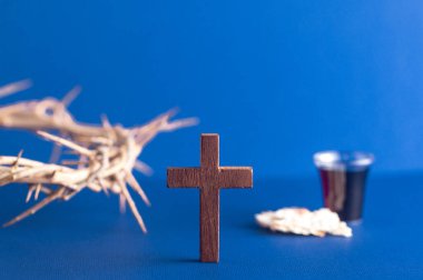 Hıristiyanlığın Sembolleri ve Mavi Arkaplanda Komünyon