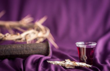 Mor bir kumaşa çarmıha gerilmenin kombinasyonu ve sembolleri